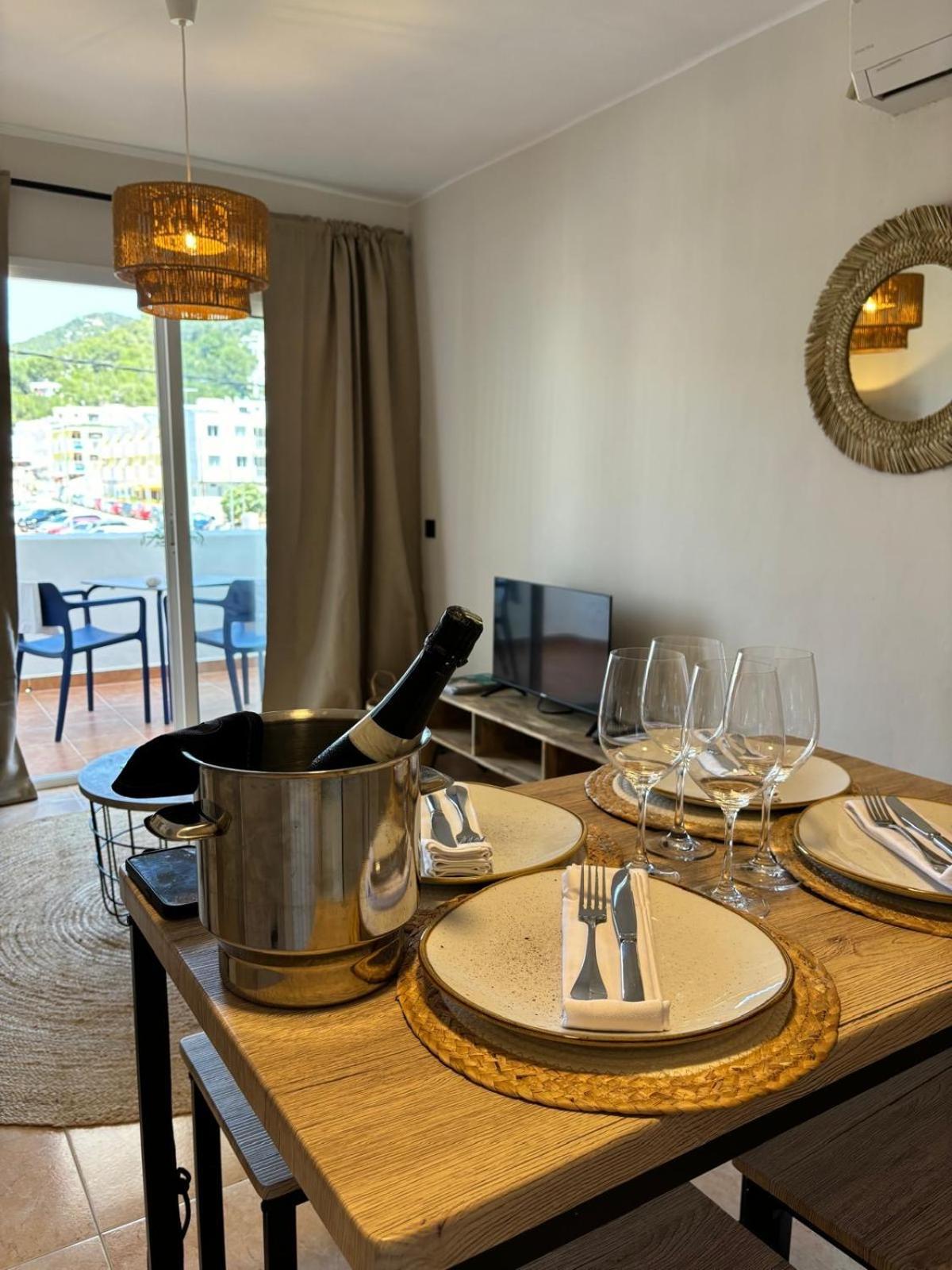 Apartamentos Ses Veles Cala Llonga  Rum bild