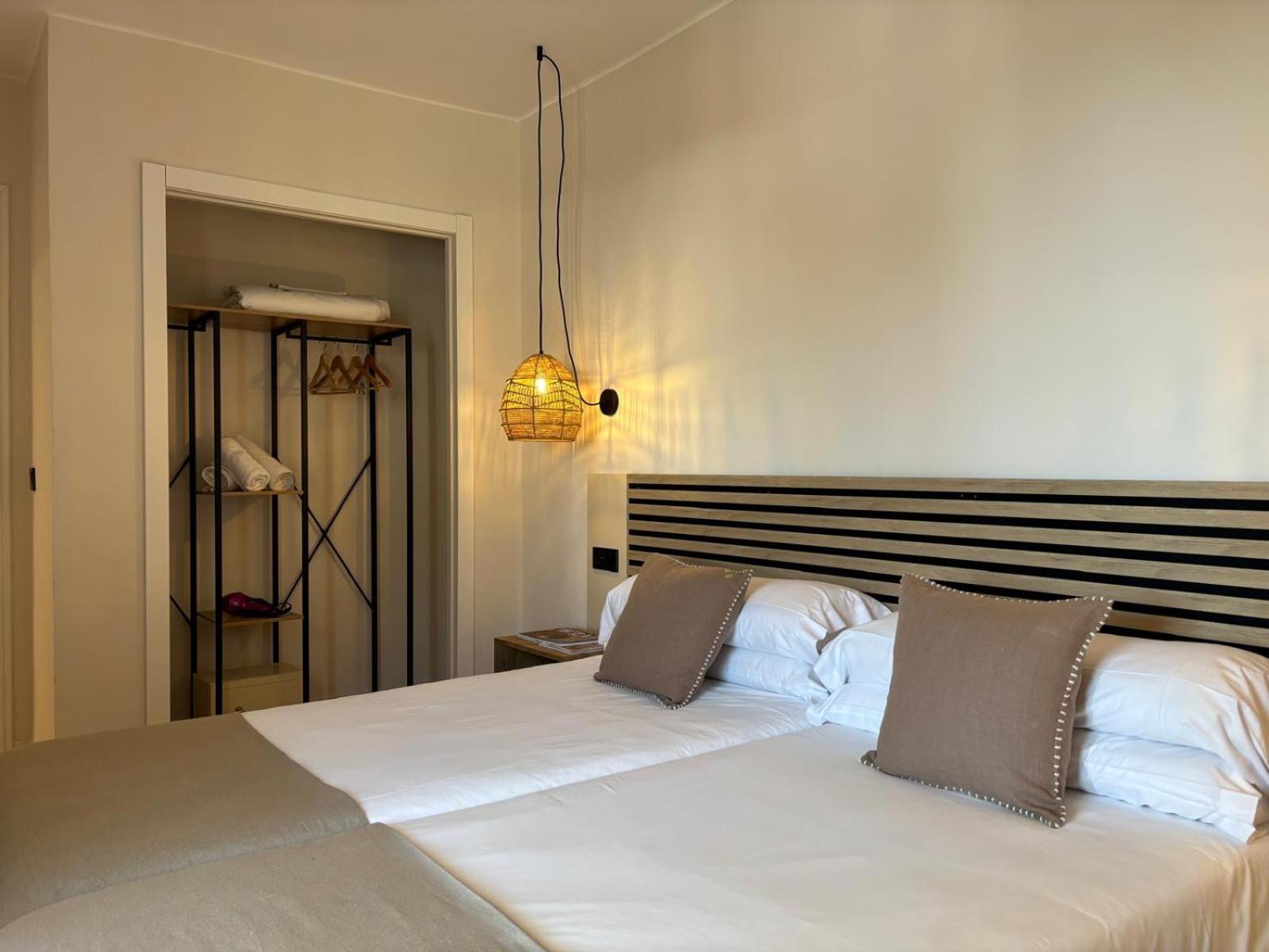 Apartamentos Ses Veles Cala Llonga  Rum bild