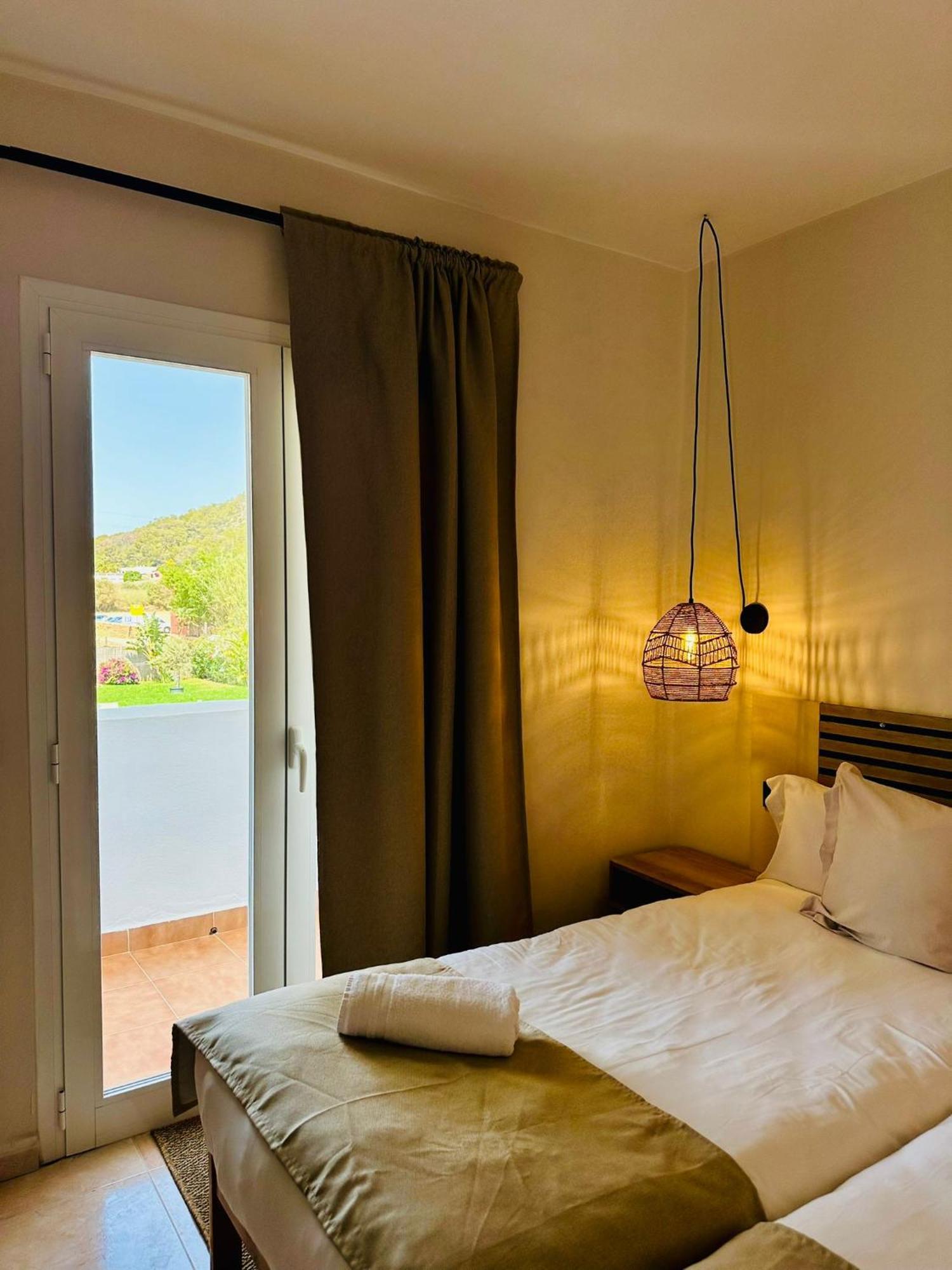 Apartamentos Ses Veles Cala Llonga  Exteriör bild