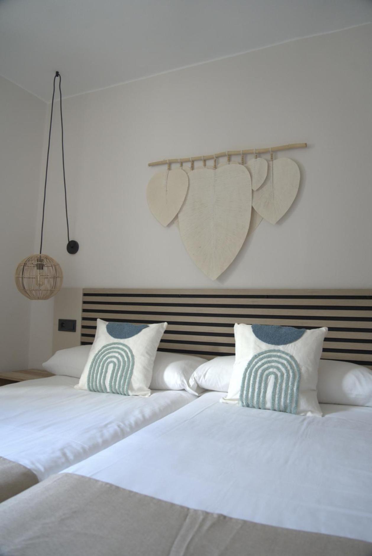 Apartamentos Ses Veles Cala Llonga  Exteriör bild