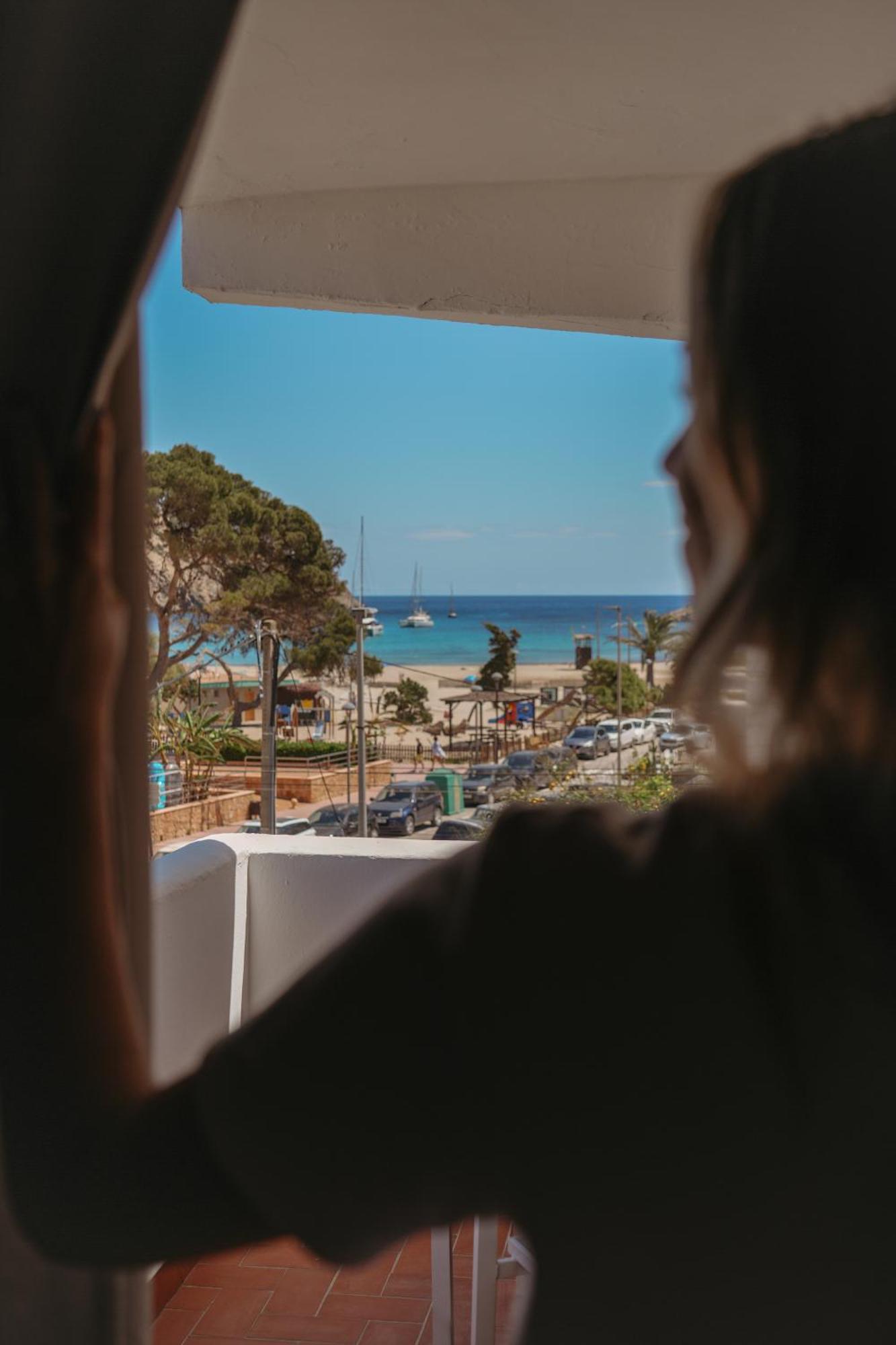 Apartamentos Ses Veles Cala Llonga  Exteriör bild