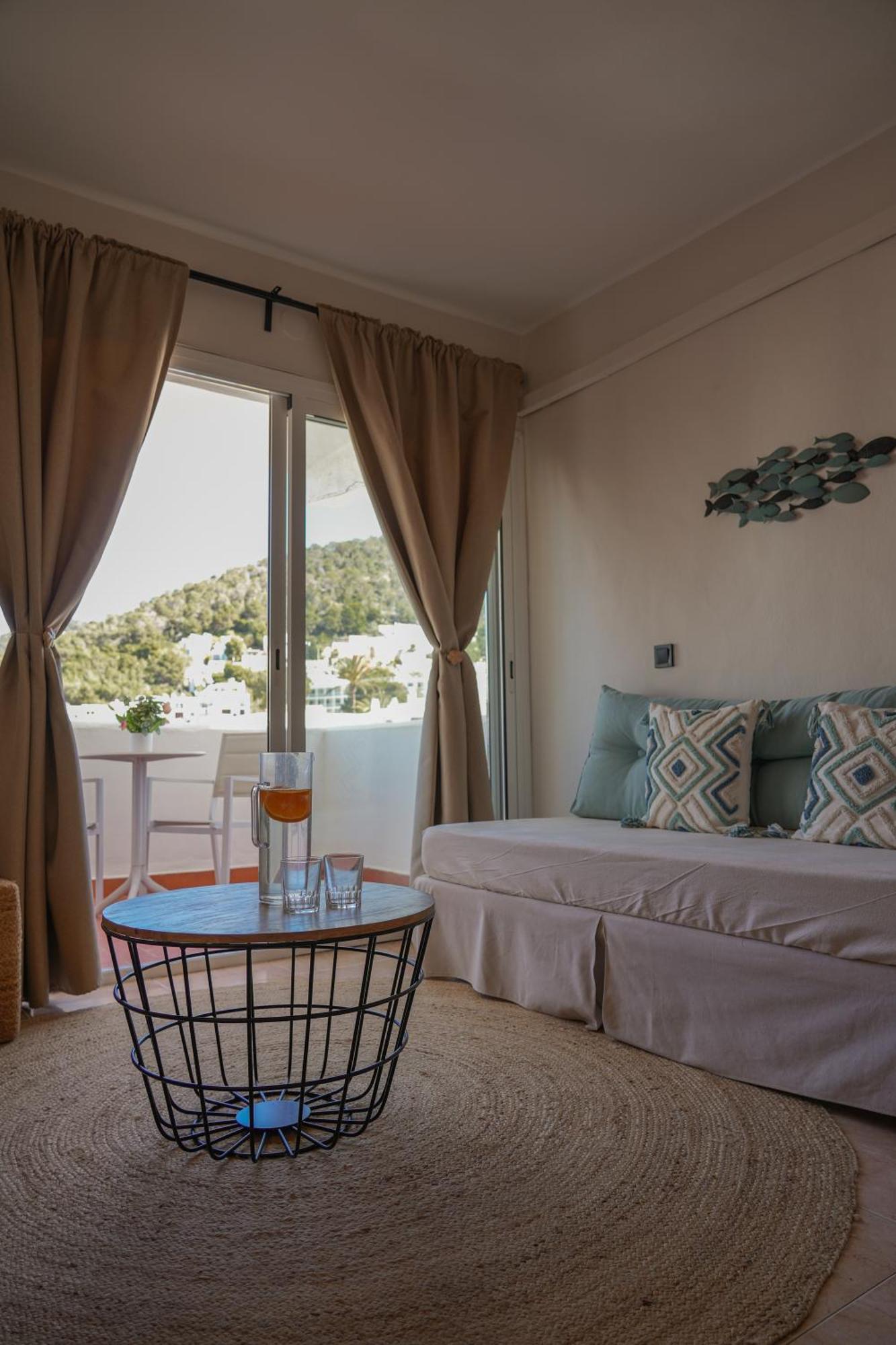 Apartamentos Ses Veles Cala Llonga  Exteriör bild