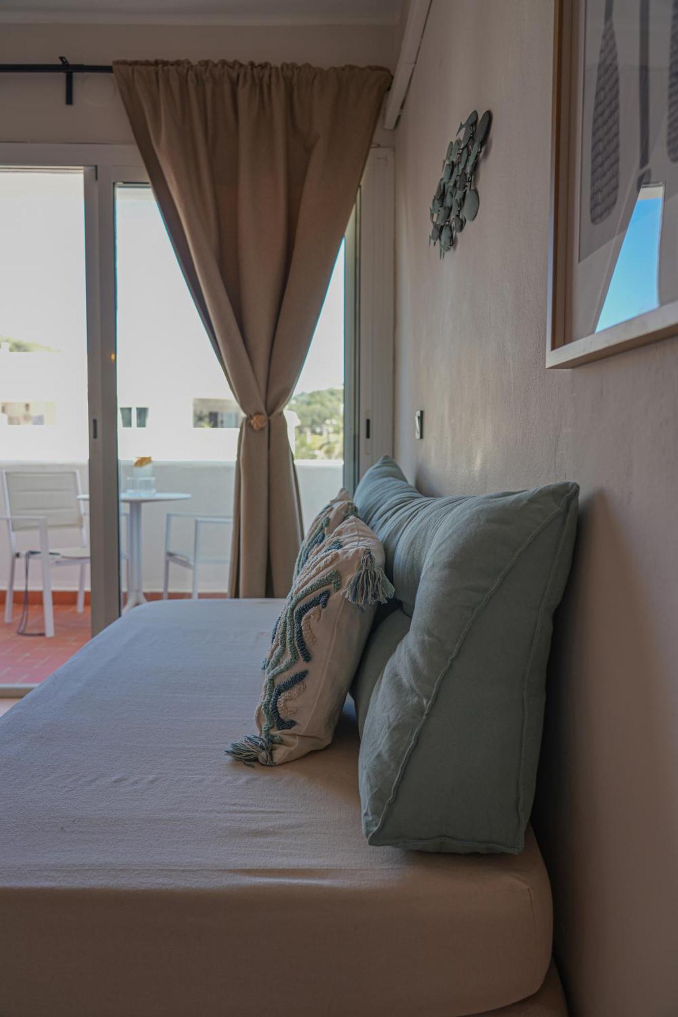 Apartamentos Ses Veles Cala Llonga  Exteriör bild