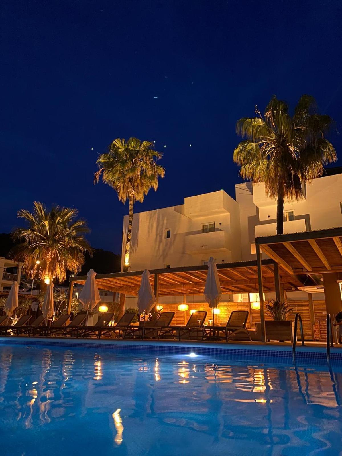 Apartamentos Ses Veles Cala Llonga  Exteriör bild