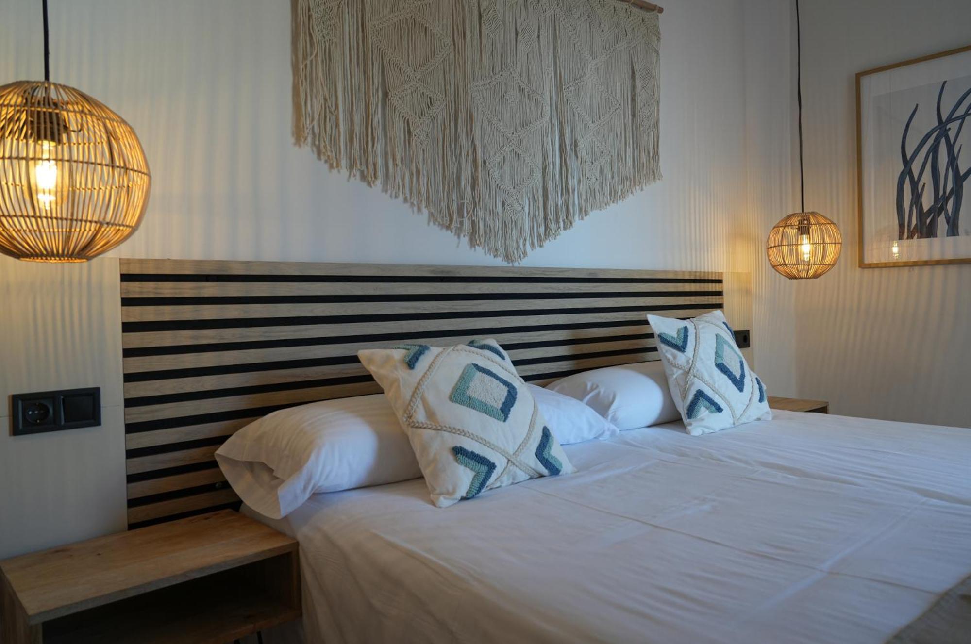 Apartamentos Ses Veles Cala Llonga  Exteriör bild
