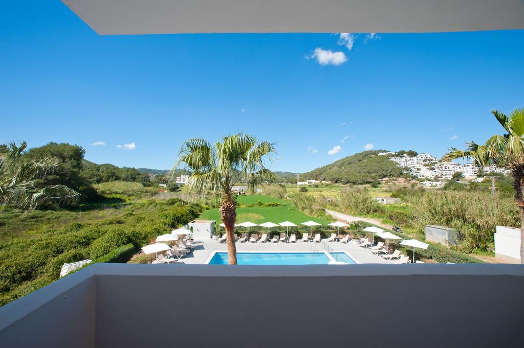 Apartamentos Ses Veles Cala Llonga  Exteriör bild