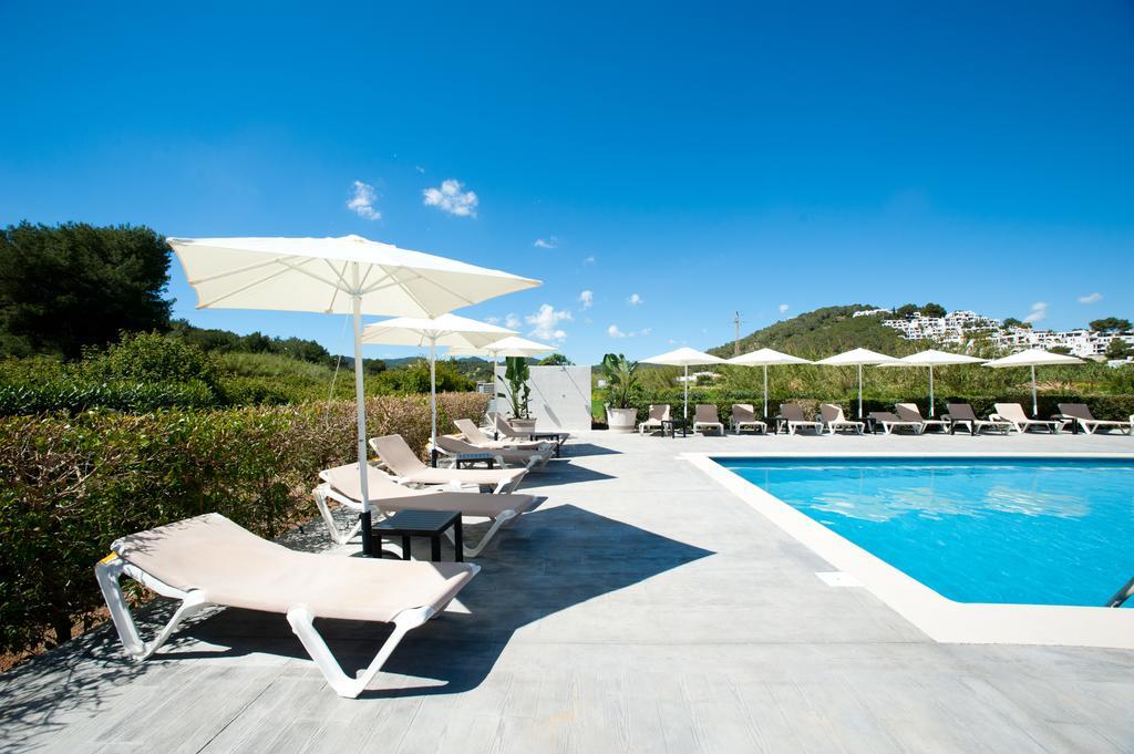 Apartamentos Ses Veles Cala Llonga  Exteriör bild
