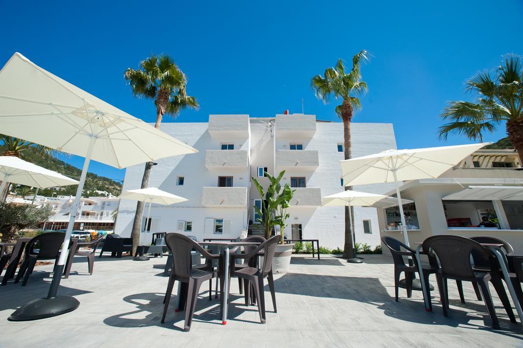 Apartamentos Ses Veles Cala Llonga  Exteriör bild
