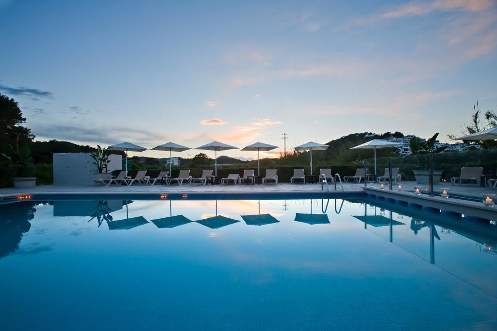 Apartamentos Ses Veles Cala Llonga  Exteriör bild